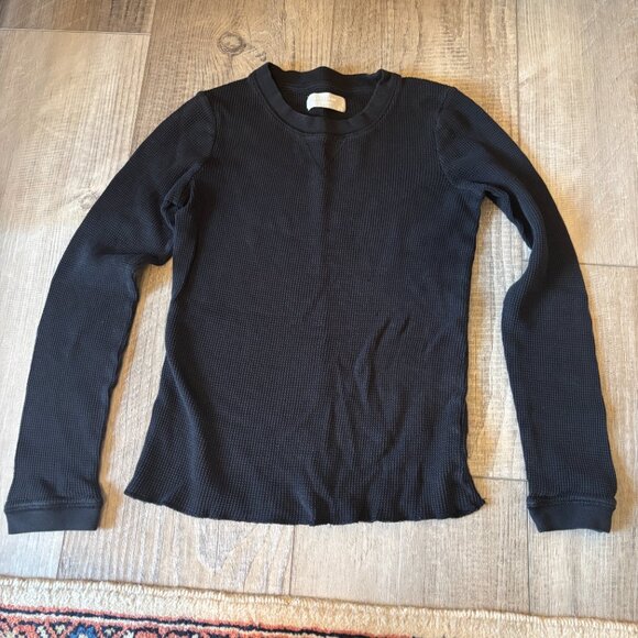 Everlane The Organic Cotton Waffle Tee Long Sleeve Shirt in Washed Black - Picture 3 of 7